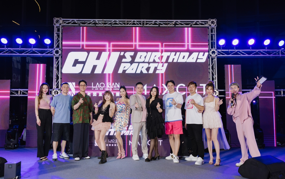 李老闆直播集團在台中為億萬直播主柒柒花媽打造豪華生日派對，全場氣氛高潮不斷。圖/李老闆直播集團提供