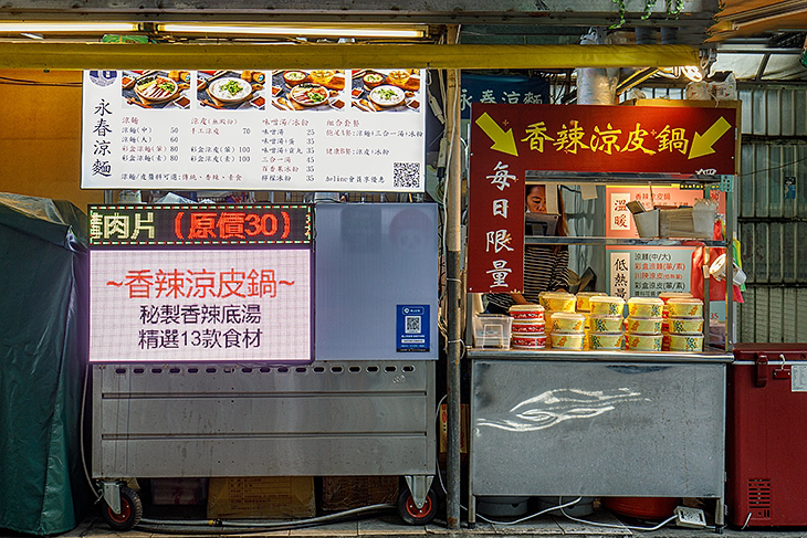 麻媽家最早從街頭兩坪騎樓攤車起步，如今將開始走向全面標準化。圖/眾旺餐飲提供