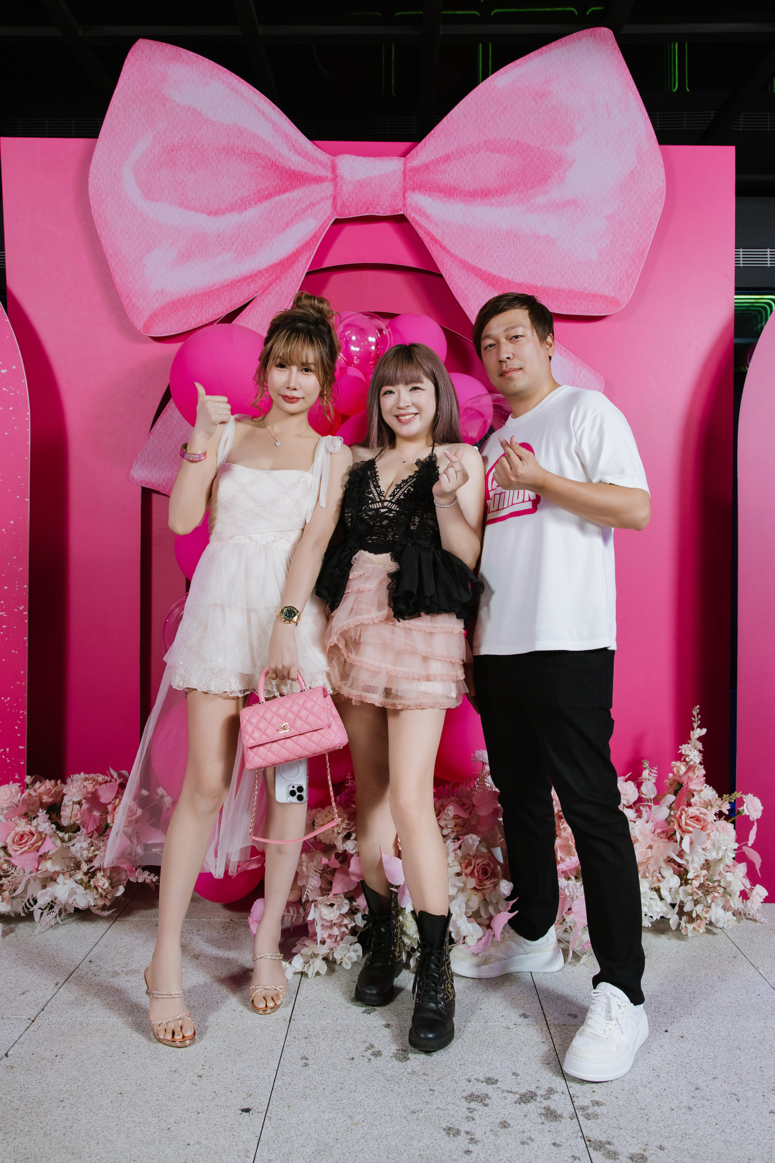 集團創辦人李明達（右）和柒柒花媽（中）盛大出席，也有知名藝人到場表演，嘉賓都很享受派對的熱鬧氣氛。圖/李老闆直播集團提供